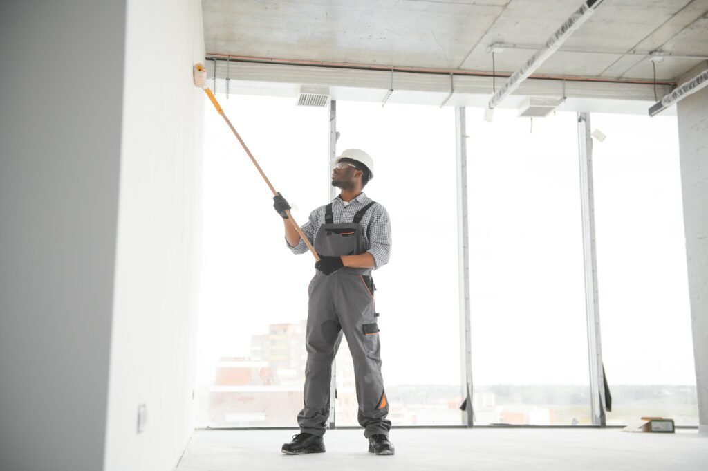 Hombre pintando pared
